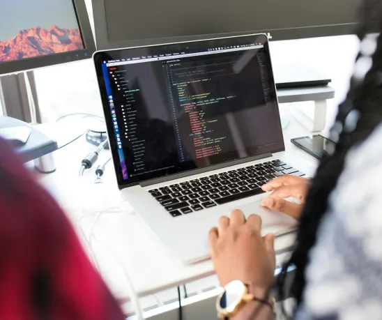 Equipe da Nova Developments analisando código em um notebook
